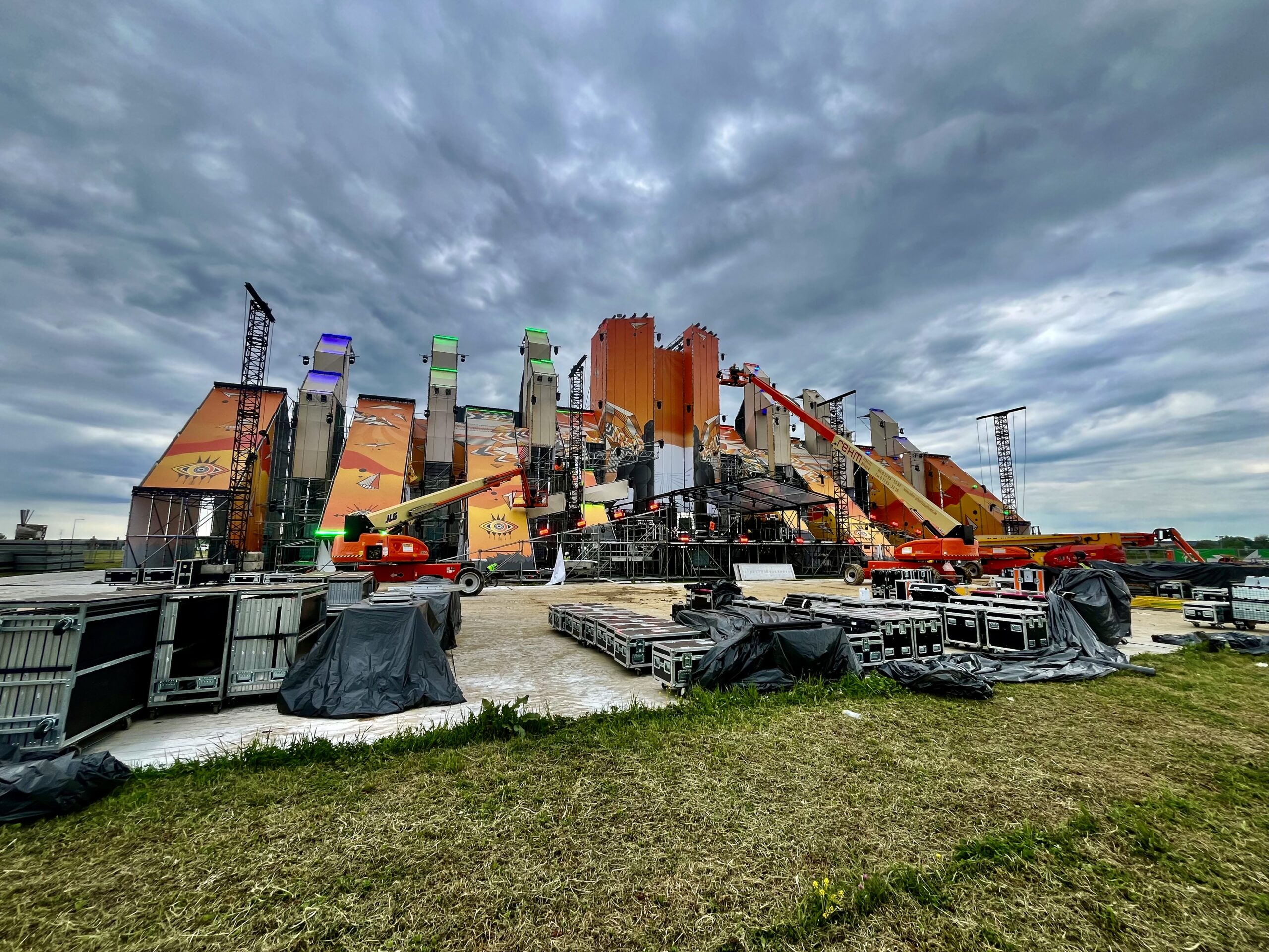 On-site assembly of event structures